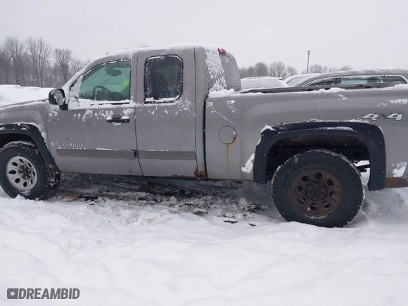 2007 Chevrolet Silverado 1500 LTZ with VIN 1GCEK190X7Z608395, listed as a IAAI auction lot 41350071 with 252,184 mi miles. Bid and sale history available at carsss.com. Image 3.