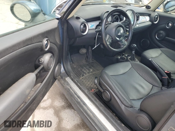 2011 MINI Hardtop z VIN WMWSU3C57BT095497, wystawiony jako Copart lot #55972645 z przebiegiem 132 947 mil mil oraz Szkody całkowita. Historia ofert i sprzedaży dostępna na DreamBid. Obrazek 8.