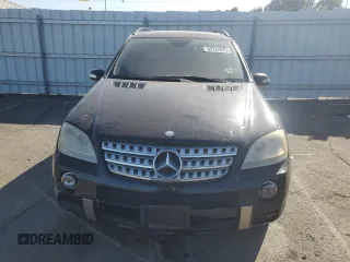 2008 Mercedes-Benz M 550 z VIN 4JGBB72E98A408602, wystawiony jako Copart lot #53737675 z przebiegiem 209 796 mil mil oraz Szkoda całkowita • Salvage title. Historia ofert i sprzedaży dostępna na DreamBid. Obrazek 5.