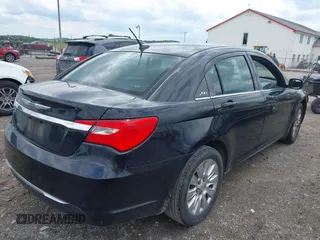 2014 Chrysler 200 LX z VIN 1C3CCBAB7EN231122, wystawiony jako IAAI lot #42375906 z przebiegiem 197 000 mil mil oraz . Historia ofert i sprzedaży dostępna na DreamBid. Obrazek 4.
