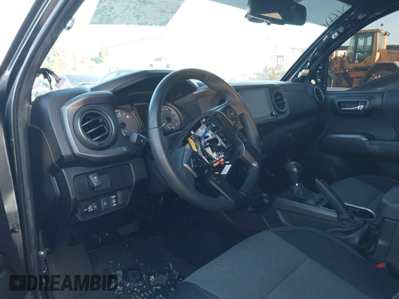 2022 Toyota Tacoma SR z VIN 3TMCZ5AN1NM531884, wystawiony jako IAAI lot #42257444 z przebiegiem Nie podano mil oraz . Historia ofert i sprzedaży dostępna na DreamBid. Obrazek 17.