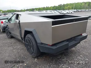 2024 Tesla Cybertruck z VIN 7G2CEHED7RA041694, wystawiony jako IAAI lot #41960418 z przebiegiem 1 177 mil mil oraz . Historia ofert i sprzedaży dostępna na DreamBid. Obrazek 3.