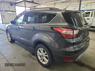 2018 Ford Escape SE z VIN 1FMCU9GD0JUC61682, wystawiony jako Copart lot #59105625 z przebiegiem 85 146 mil mil oraz Czysty tytuł • Clean title. Historia ofert i sprzedaży dostępna na DreamBid. Obrazek 2.