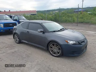 2013 Scion tC z VIN JTKJF5C74D3054164, wystawiony jako IAAI lot #42340096 z przebiegiem 100 055 mil mil oraz . Historia ofert i sprzedaży dostępna na DreamBid. Obrazek 1.