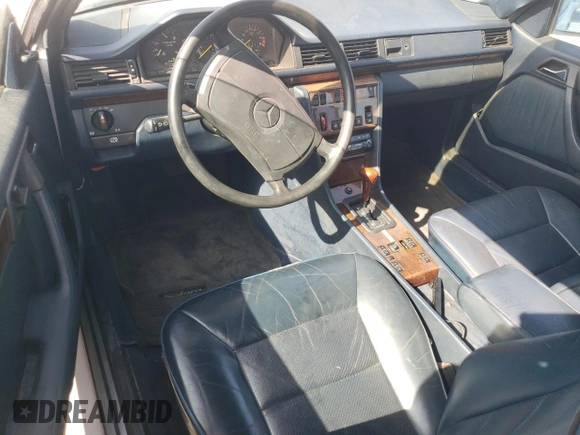 1990 Mercedes-Benz 300 CE с VIN WDBEA51D8LB132643, выставлен на аукционе Copart как лот 76017284 с пробегом 211 131 миль миль и Чистый • Clean title. История ставок и продаж доступна на DreamBid. Изображение 8.
