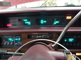 1991 Cadillac DeVille z VIN 1G6CD13B0M4305164, wystawiony jako IAAI lot #42028947 z przebiegiem 33 865 mil mil oraz . Historia ofert i sprzedaży dostępna na DreamBid. Obrazek 7.