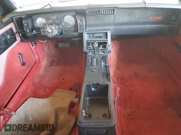 1989 Chevrolet Camaro z VIN 1G1FP21F7KL137015, wystawiony jako Copart lot #46108305 z przebiegiem 78 714 mil mil oraz Szkoda całkowita • Salvage title. Historia ofert i sprzedaży dostępna na DreamBid. Obrazek 8.