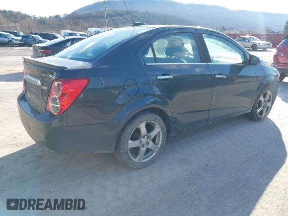 2015 Chevrolet Sonic LTZ z VIN 1G1JE5SB1F4100913, wystawiony jako IAAI lot #41039461 z przebiegiem 158 878 mil mil oraz . Historia ofert i sprzedaży dostępna na DreamBid. Obrazek 4.