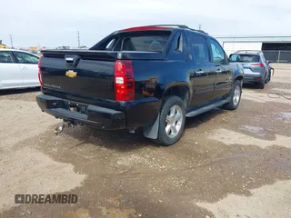 2013 Chevrolet Avalanche LT z VIN 3GNTKFE70DG297831, wystawiony jako IAAI lot #41709367 z przebiegiem 107 811 mil mil oraz . Historia ofert i sprzedaży dostępna na DreamBid. Obrazek 4.