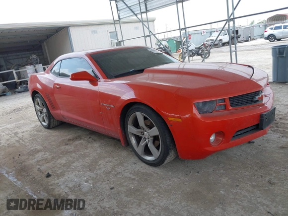 2011 Chevrolet Camaro 1LT z VIN 2G1FB1ED2B9157424, wystawiony jako IAAI lot #42063035 z przebiegiem 135 796 mil mil oraz . Historia ofert i sprzedaży dostępna na DreamBid. Obrazek 1.