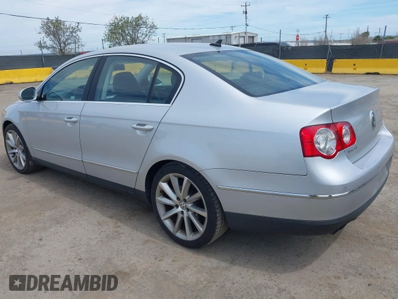 2008 Volkswagen Passat 3.6L V6 z VIN WVWCU73C08P047208, wystawiony jako IAAI lot #42022087 z przebiegiem 241 922 mil mil oraz . Historia ofert i sprzedaży dostępna na DreamBid. Obrazek 3.