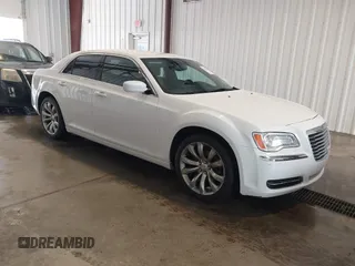 2014 Chrysler 300 z VIN 2C3CCAAG8EH381206, wystawiony jako IAAI lot #42279538 z przebiegiem 136 796 mil mil oraz . Historia ofert i sprzedaży dostępna na DreamBid. Obrazek 1.
