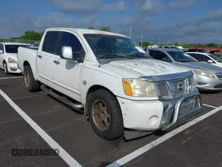 2004 Nissan Titan LE z VIN 1N6AA07A34N517511, wystawiony jako IAAI lot #42250560 z przebiegiem 122 189 mil mil oraz . Historia ofert i sprzedaży dostępna na DreamBid. Obrazek 1.
