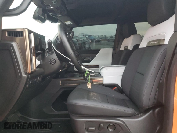 2024 GMC Hummer EV 3X z VIN 1GKB0RDC6RU107095, wystawiony jako Copart lot #82655324 z przebiegiem 6013 mil mil oraz Szkody całkowita. Historia ofert i sprzedaży dostępna na DreamBid. Obrazek 7.
