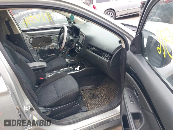 2020 Mitsubishi Outlander ES z VIN JA4AZ3A32LZ026792, wystawiony jako IAAI lot #41907596 z przebiegiem 145 638 mil mil oraz . Historia ofert i sprzedaży dostępna na DreamBid. Obrazek 5.