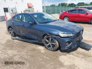 2024 Volvo S60 Plus Dark Theme z VIN 7JRL12TLXRG294640, wystawiony jako IAAI lot #42207466 z przebiegiem 23 304 mil mil oraz . Historia ofert i sprzedaży dostępna na DreamBid. Obrazek 1.