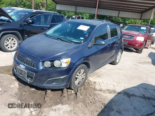 2016 Chevrolet Sonic LT z VIN 1G1JC6SH1G4121018, wystawiony jako IAAI lot #42501319 z przebiegiem 146 008 mil mil oraz . Historia ofert i sprzedaży dostępna na DreamBid. Obrazek 2.
