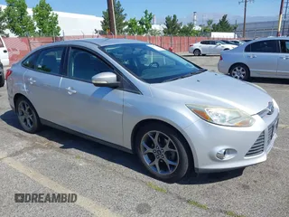 2013 Ford Focus SE z VIN 1FADP3F24DL342620, wystawiony jako IAAI lot #42395703 z przebiegiem 173 481 mil mil oraz . Historia ofert i sprzedaży dostępna na DreamBid. Obrazek 1.