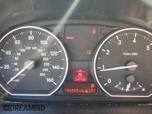 2012 BMW 1 Series 128i z VIN WBAUL7C51CVM83012, wystawiony jako Copart lot #46604615 z przebiegiem 156 565 mil mil oraz Szkody całkowita. Historia ofert i sprzedaży dostępna na DreamBid. Obrazek 9.