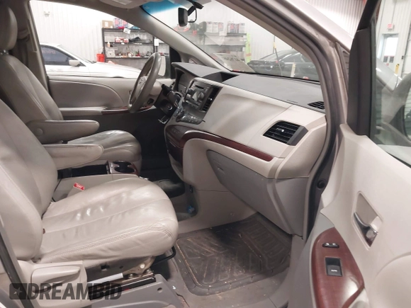 2011 Toyota Sienna XLE z VIN 5TDDK3DC4BS003792, wystawiony jako IAAI lot #41762481 z przebiegiem 201 051 mil mil oraz . Historia ofert i sprzedaży dostępna na DreamBid. Obrazek 5.