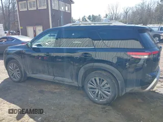 2024 Nissan Pathfinder SL z VIN 5N1DR3CD5RC295501, wystawiony jako IAAI lot #41774354 z przebiegiem 1 740 mil mil oraz . Historia ofert i sprzedaży dostępna na DreamBid. Obrazek 14.