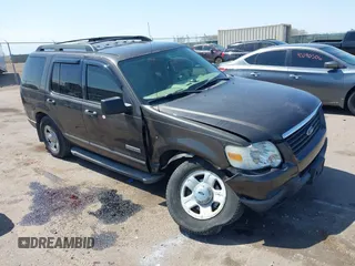 2006 Ford Explorer XLS z VIN 1FMEU62E86UA19804, wystawiony jako IAAI lot #42103063 z przebiegiem 150 466 mil mil oraz . Historia ofert i sprzedaży dostępna na DreamBid. Obrazek 1.