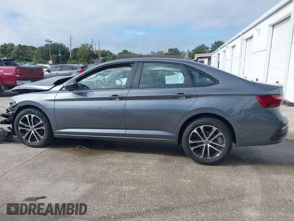 2024 Volkswagen Jetta Sport z VIN 3VWAM7BU0RM056206, wystawiony jako IAAI lot #41115217 z przebiegiem 3 162 mil mil oraz . Historia ofert i sprzedaży dostępna na DreamBid. Obrazek 14.