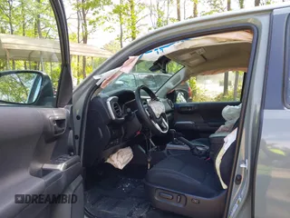 2022 Toyota Tacoma SR z VIN 3TMCZ5AN5NM518961, wystawiony jako IAAI lot #42148345 z przebiegiem 43 009 mil mil oraz . Historia ofert i sprzedaży dostępna na DreamBid. Obrazek 5.