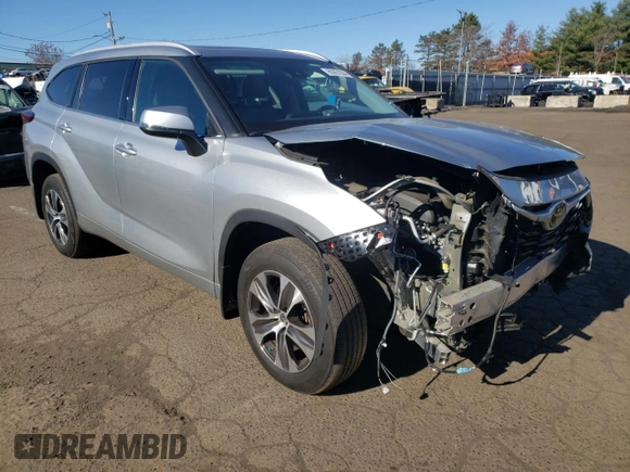 2022 Toyota Highlander XLE with VIN 5TDGZRBH6NS222767, listed as a Copart auction lot 81367674 with 27,948 mi miles and Salvage title. Bid and sale history available at DreamBid. Image 4.