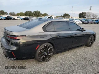 2023 BMW i7 xDrive60 z VIN WBY53EJ02PCL65182, wystawiony jako Copart lot #75177134 z przebiegiem 14 777 mil mil oraz Nie do naprawy. Historia ofert i sprzedaży dostępna na DreamBid. Obrazek 3.