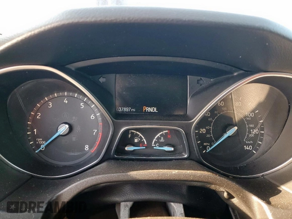 2018 Ford Focus SE z VIN 1FADP3F2XJL256272, wystawiony jako Copart lot #52651675 z przebiegiem 37 897 mil mil oraz Szkody całkowita. Historia ofert i sprzedaży dostępna na DreamBid. Obrazek 9.
