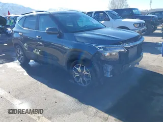 2023 Kia Seltos EX z VIN KNDERCAA3P7467337, wystawiony jako IAAI lot #41872061 z przebiegiem 47 011 mil mil oraz . Historia ofert i sprzedaży dostępna na DreamBid. Obrazek 1.