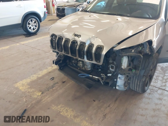 2018 Jeep Cherokee Latitude z VIN 1C4PJLCB3JD542813, wystawiony jako IAAI lot #42017804 z przebiegiem 106 825 mil mil oraz . Historia ofert i sprzedaży dostępna na DreamBid. Obrazek 6.