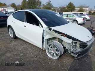 2022 Tesla Model Y Long Range z VIN 7SAYGDEE0NF435252, wystawiony jako IAAI lot #41449612 z przebiegiem 48 671 mil mil oraz . Historia ofert i sprzedaży dostępna na DreamBid. Obrazek 1.
