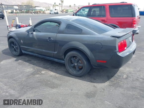 2007 Ford Mustang Deluxe with VIN 1ZVFT80N275219256, listed as a IAAI auction lot 41932447 with Not Provided miles. Bid and sale history available at carsss.com. Image 3.