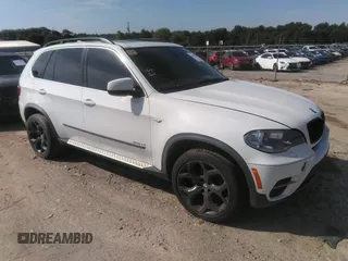 2013 BMW X5 xDrive35i z VIN 5UXZV4C56D0B20867, wystawiony jako IAAI lot #42455242 z przebiegiem 145 137 mil mil oraz . Historia ofert i sprzedaży dostępna na DreamBid. Obrazek 1.