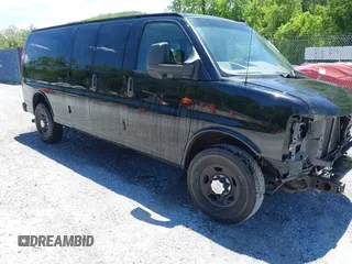 2018 Chevrolet Express Passenger LT z VIN 1GAZGPFG2J1320909, wystawiony jako IAAI lot #42332001 z przebiegiem 89 732 mil mil oraz . Historia ofert i sprzedaży dostępna na DreamBid. Obrazek 1.