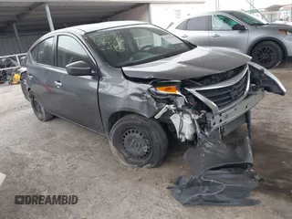 2016 Nissan Versa S z VIN 3N1CN7AP3GL894451, wystawiony jako IAAI lot #41932839 z przebiegiem 104 048 mil mil oraz . Historia ofert i sprzedaży dostępna na DreamBid. Obrazek 1.