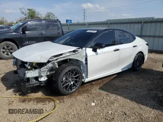 2025 Toyota Camry LE z VIN 4T1DBADK7SU013218, wystawiony jako Copart lot #56950235 z przebiegiem 9 094 mil mil oraz Szkoda całkowita • Salvage title. Historia ofert i sprzedaży dostępna na DreamBid. Obrazek 1.