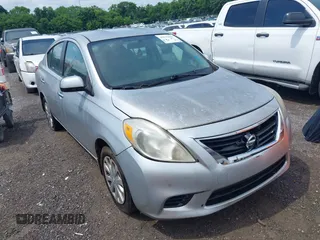 2012 Nissan Versa SV z VIN 3N1CN7AP6CL878447, wystawiony jako IAAI lot #42519401 z przebiegiem 230 219 mil mil oraz . Historia ofert i sprzedaży dostępna na DreamBid. Obrazek 1.