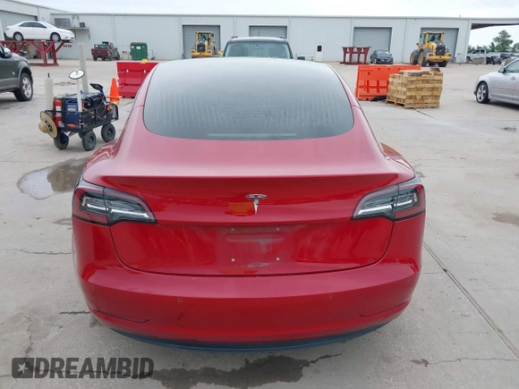 2018 Tesla Model 3 Long Range Battery z VIN 5YJ3E1EB8JF096249, wystawiony jako IAAI lot #42150031 z przebiegiem 70 981 mil mil oraz . Historia ofert i sprzedaży dostępna na DreamBid. Obrazek 16.