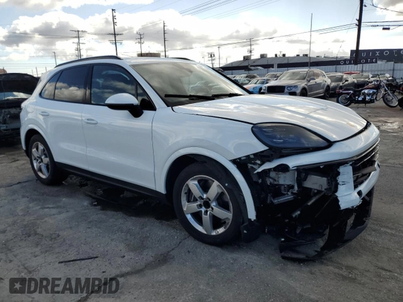 2024 Porsche Cayenne z VIN WP1AA2AY5RDA12912, wystawiony jako Copart lot #44555195 z przebiegiem 7 587 mil mil oraz Szkoda całkowita • Salvage title. Historia ofert i sprzedaży dostępna na DreamBid. Obrazek 4.