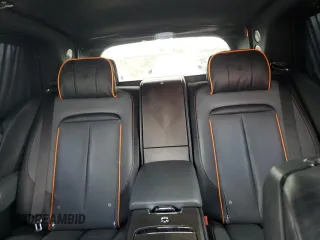 2019 Rolls-Royce Cullinan z VIN SLA689X51KU113872, wystawiony jako Copart lot #65135234 z przebiegiem Nie podano mil oraz Szkody całkowita. Historia ofert i sprzedaży dostępna na DreamBid. Obrazek 10.