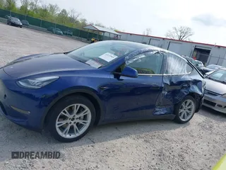 2022 Tesla Model Y Long Range z VIN 7SAYGDEE3NF455544, wystawiony jako IAAI lot #42123963 z przebiegiem 23 882 mil mil oraz . Historia ofert i sprzedaży dostępna na DreamBid. Obrazek 14.