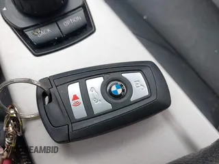 2016 BMW 3 Series 320i xDrive z VIN WBA8A3C53GK551754, wystawiony jako IAAI lot #42399516 z przebiegiem 135 571 mil mil oraz . Historia ofert i sprzedaży dostępna na DreamBid. Obrazek 11.