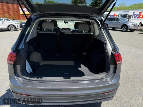 2018 Volkswagen Tiguan S z VIN 3VV0B7AX2JM014870, wystawiony jako Copart lot #57364305 z przebiegiem 118 522 mil mil oraz Czysty tytuł • Clean title. Historia ofert i sprzedaży dostępna na DreamBid. Obrazek 9.