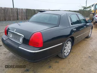 2010 Lincoln Town Car Signature Limited z VIN 2LNBL8CV0AX752950, wystawiony jako IAAI lot #42381722 z przebiegiem 127 200 mil mil oraz . Historia ofert i sprzedaży dostępna na DreamBid. Obrazek 4.