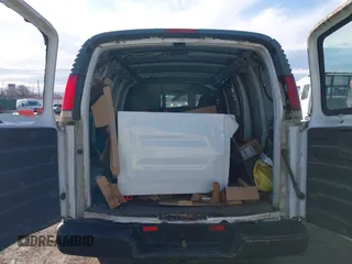 2002 Chevrolet City Express Cargo z VIN 1GCEG15W621214878, wystawiony jako IAAI lot #41421628 z przebiegiem 317 487 mil mil oraz . Historia ofert i sprzedaży dostępna na DreamBid. Obrazek 16.