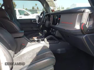2023 Ford Bronco Raptor z VIN 1FMEE5JR4PLB08305, wystawiony jako IAAI lot #42114663 z przebiegiem 30 505 mil mil oraz . Historia ofert i sprzedaży dostępna na DreamBid. Obrazek 5.