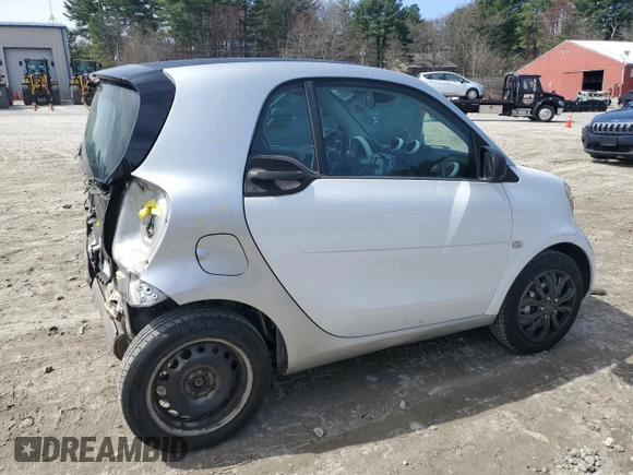 2016 Smart fortwo Passion z VIN WMEFJ5DAXGK123943, wystawiony jako Copart lot #51904865 z przebiegiem 69 821 mil mil oraz Szkody całkowita. Historia ofert i sprzedaży dostępna na DreamBid. Obrazek 3.